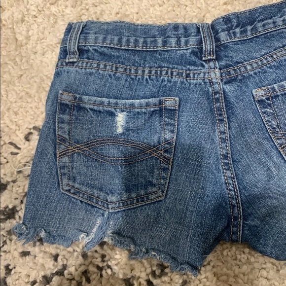 Jean shorts Size 2 distressed with studs - Picture 5 of 5